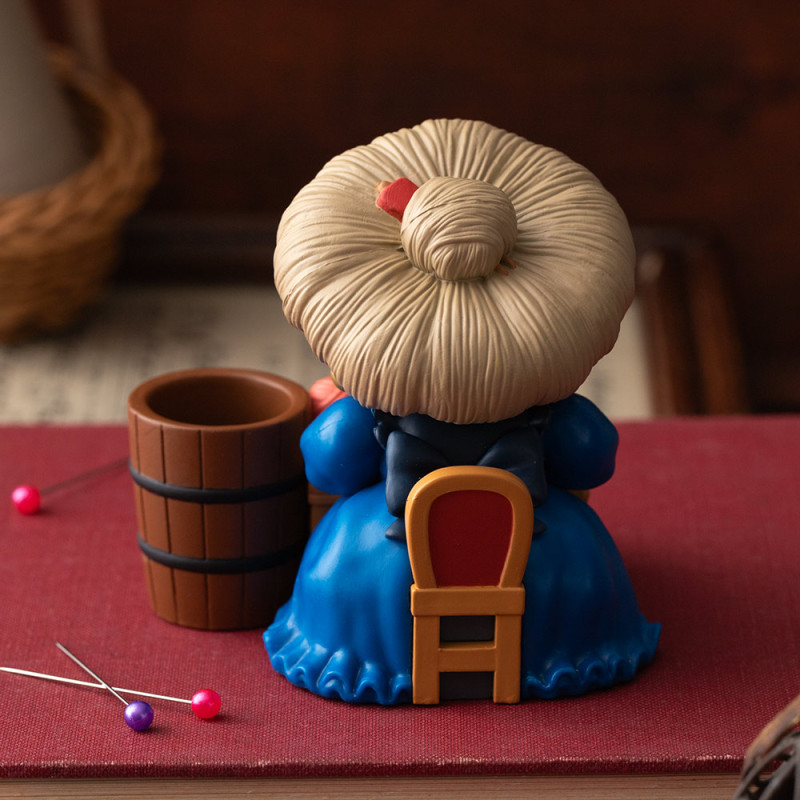 Pencil holder figurine Yubaba knitting - Spirited Away