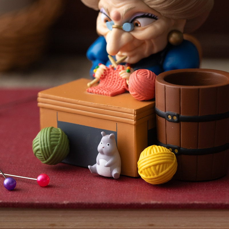 Pencil holder figurine Yubaba knitting - Spirited Away