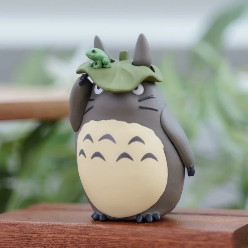 Kumukumu Figurine Big Totoro with leaf - My Neighbor Totoro