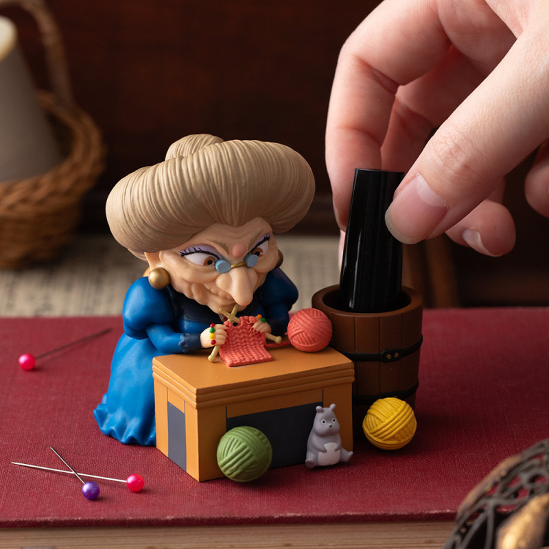 Pencil holder figurine Yubaba knitting - Spirited Away