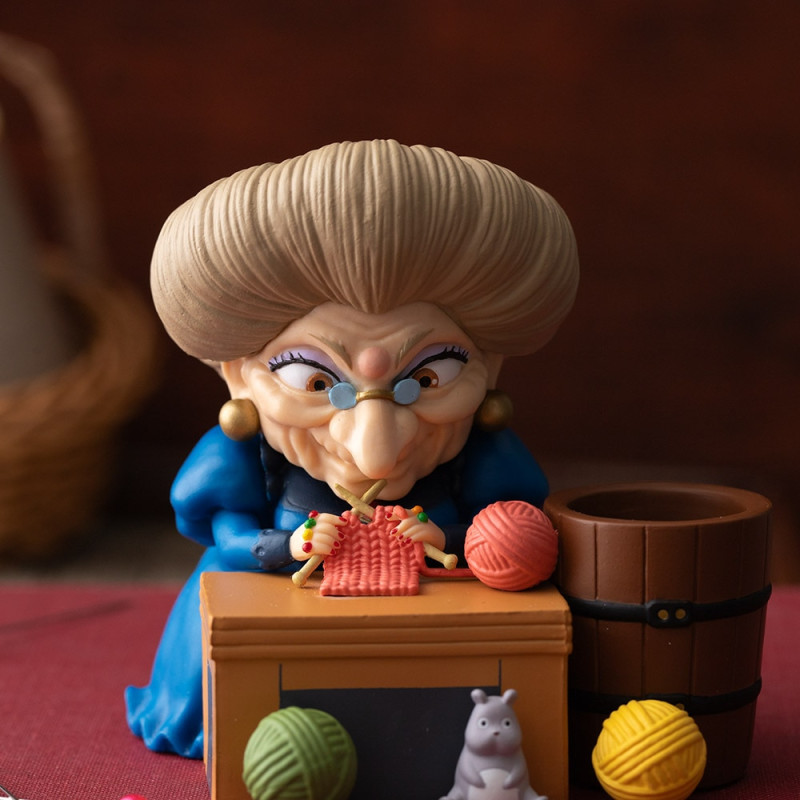 Pencil holder figurine Yubaba knitting - Spirited Away