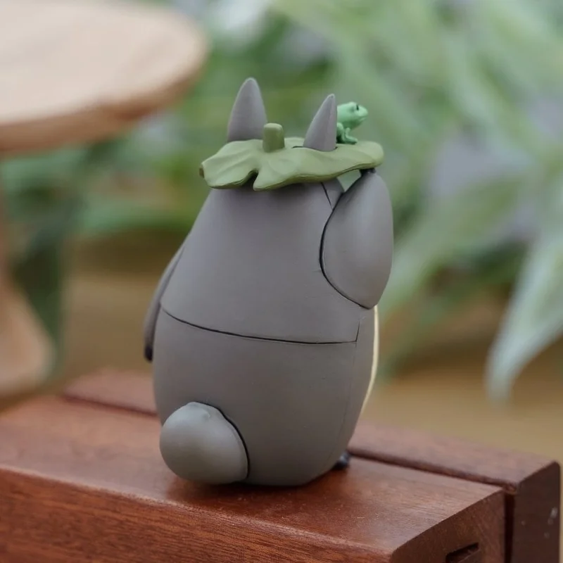 Kumukumu Figurine Big Totoro with leaf - My Neighbor Totoro