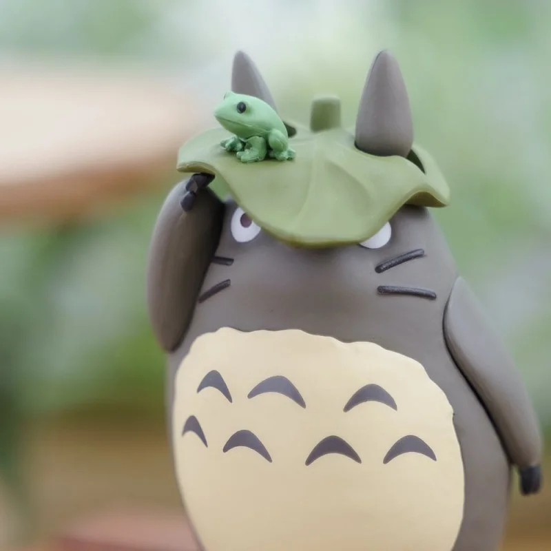 Kumukumu Figurine Big Totoro with leaf - My Neighbor Totoro